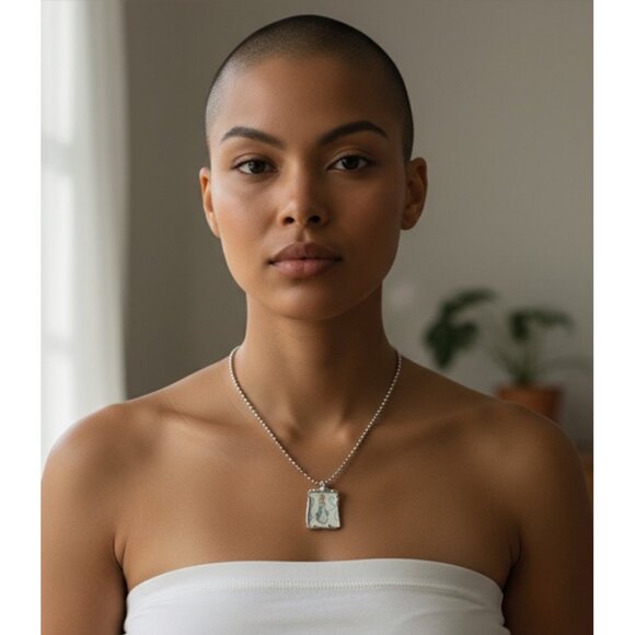 Peter Rabbit Wedgwood Broken China Pendant w/ Silver Artisan Bezel  & Ball Chain - Picture 2 of 9